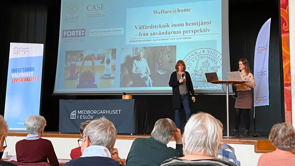 Samantha föreläser inför fullsatt sal i Medborgarhuset i Eslöv