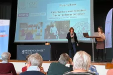 Samantha föreläser inför fullsatt sal i Medborgarhuset i Eslöv